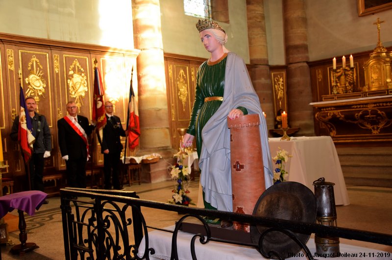 Sainte Barbe devant l'autel
