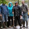 Des bénévoles sous la pluie