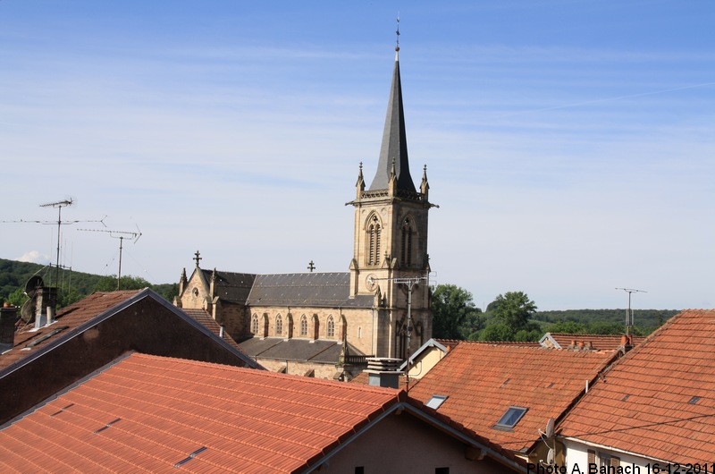 L'église par-dessus les toits