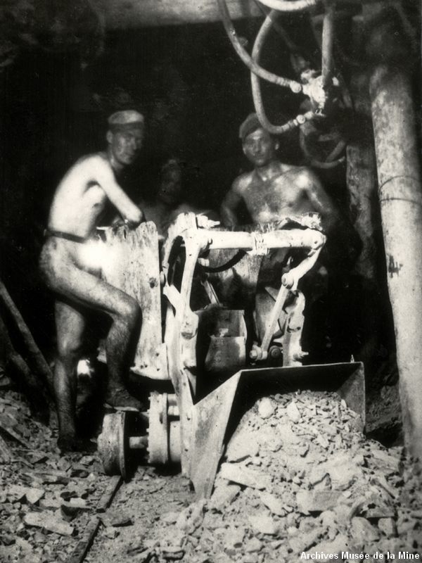 Mineurs à la pelle mécanique