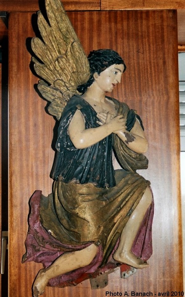 L'angelot installé à la droite de la vierge