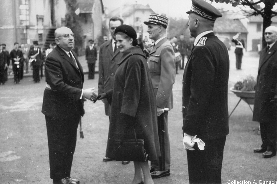 le maire salue la Maréchale