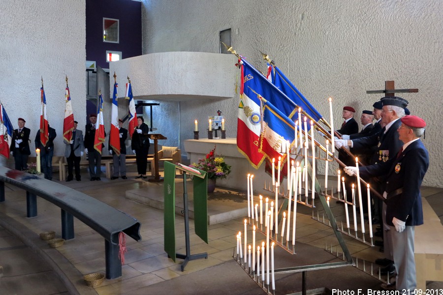Autel et drapeaux