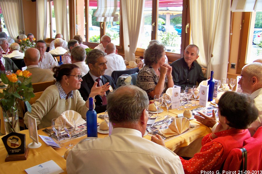 Les convives à table