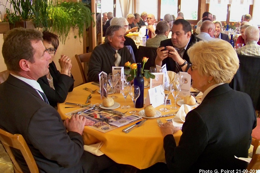Les convives à table