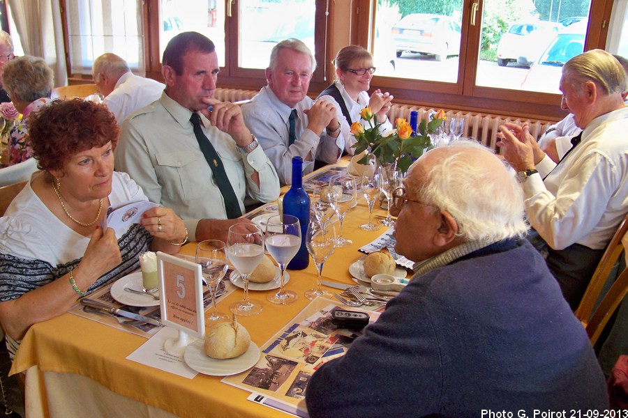 Les convives à table