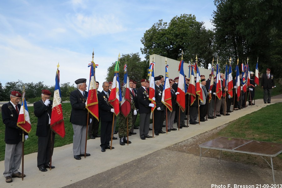 Porte-drapeaux alignés