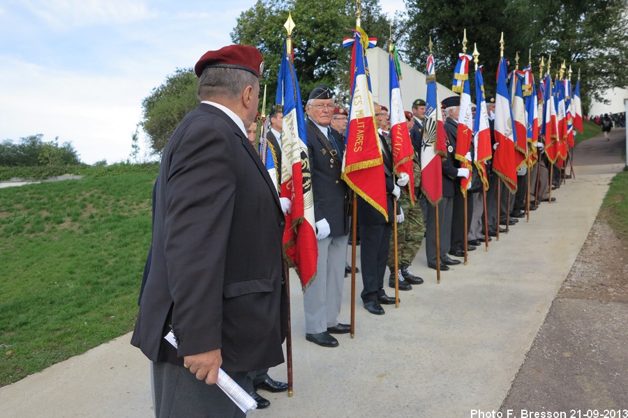 Porte-drapeaux alignés