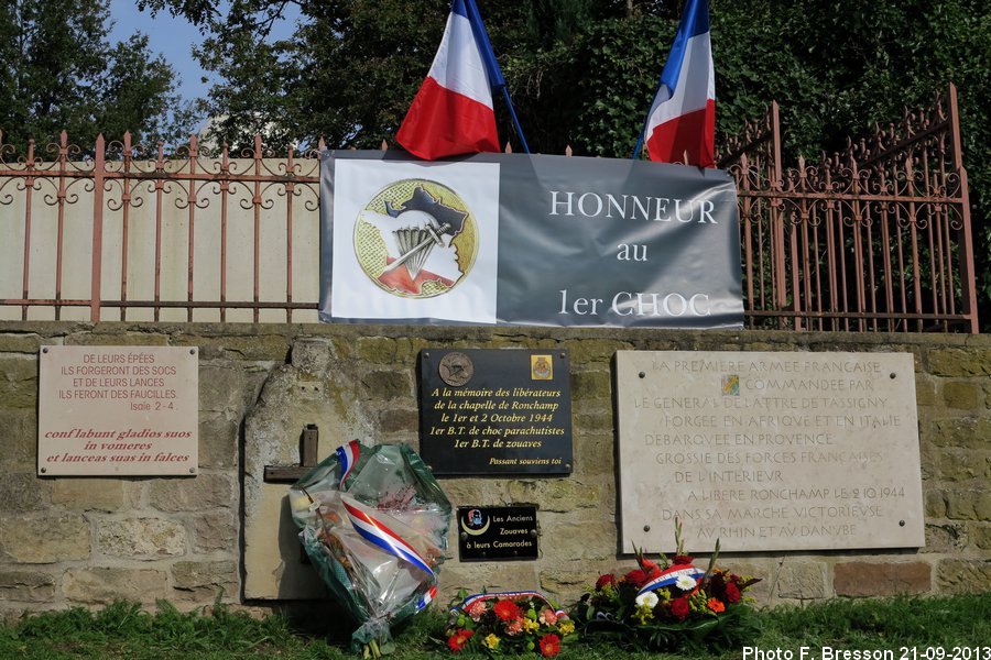 Stèles pavoisées