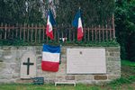Plaque et drapeaux