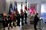 Drapeaux relevés garde à vous