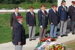 Les bérets rouges alignés