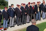 Les bérets rouges alignés