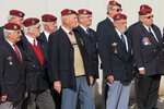Les bérets rouges alignés