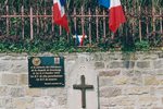Plaque et drapeaux