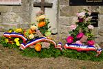 Les gerbes au pied des stèles
