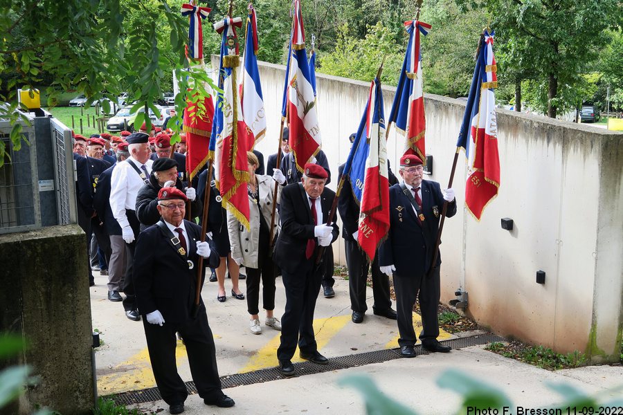 Porte drapeaux en tête