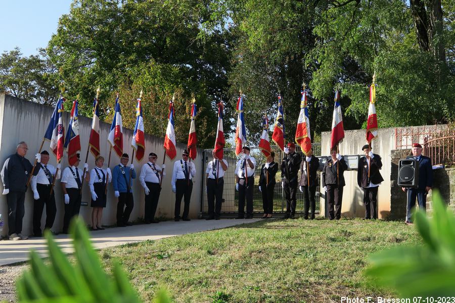 Porte-drapeaux au garde à vous