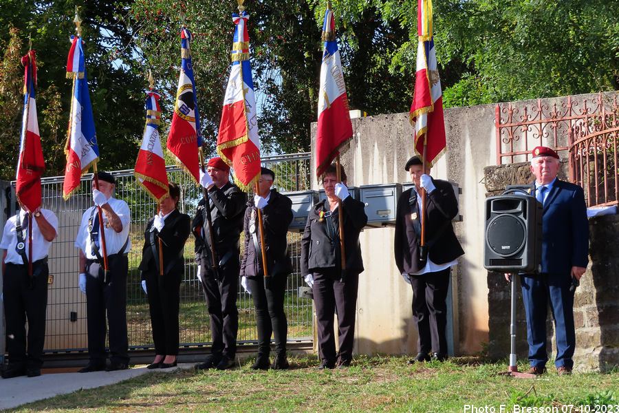 Porte-drapeaux au garde à vous