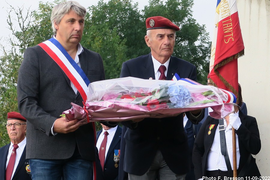 Dépôt de gerbe de la municipalité